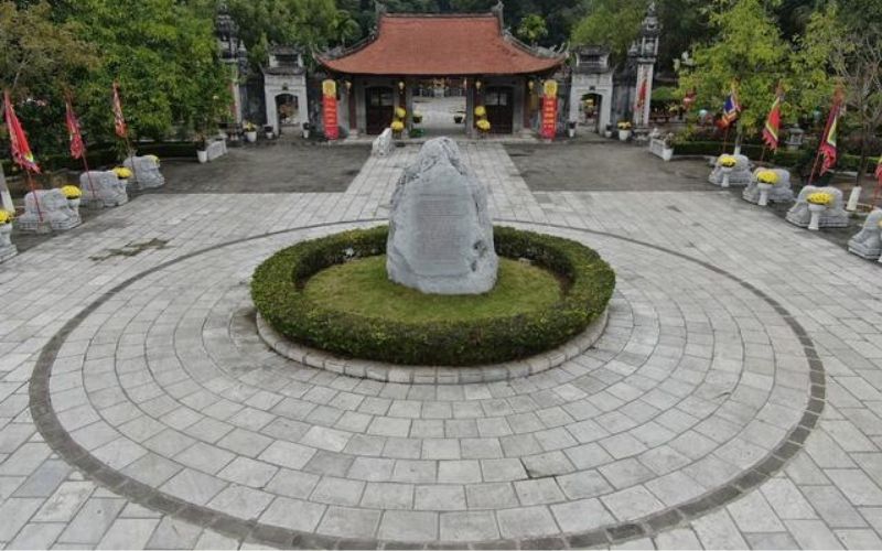 Thời điểm lý tưởng để tham quan không gian rộng lớn, thoáng đãng tại đền Hai Bà Trưng